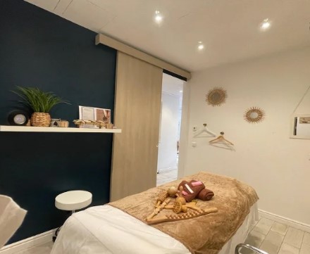 Fyna Madero Madérothérapie à Nice avec des instruments en bois